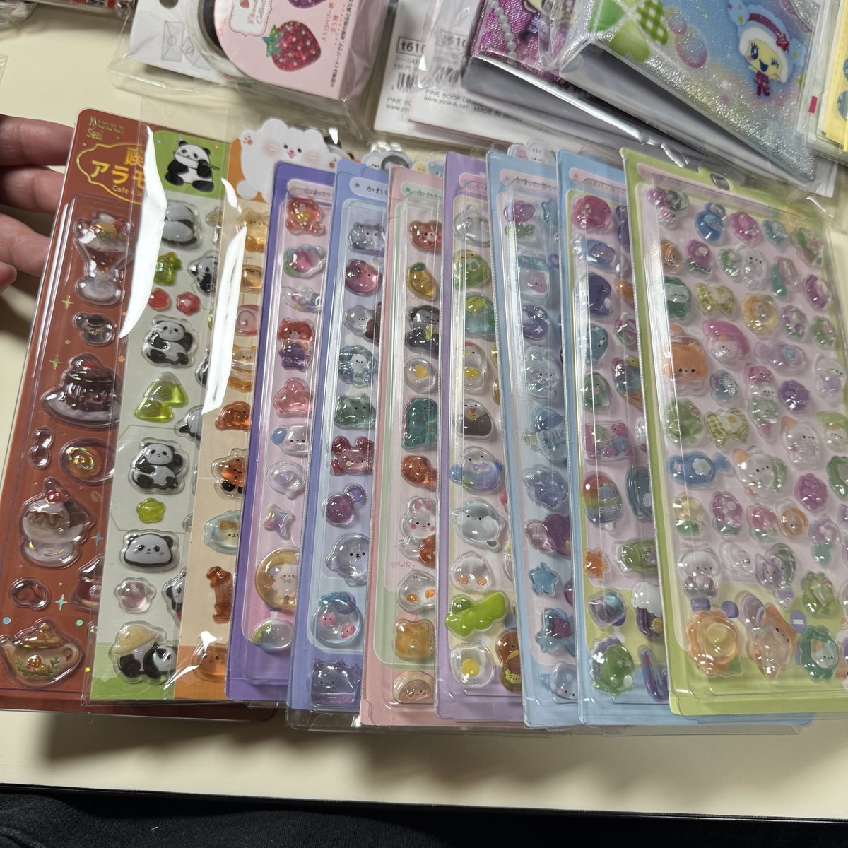 nekosiiiii's tweet image. ①見つけた瞬間に呼吸が乱れた恐竜シール🦖
②このお裾分けシールめっちゃかわいない？🐻🐰
③本物とか偽物とか関係ないねん己が可愛いと思えるシールが欲しいだけやねんチャイナのドロップシール可愛い
④まだ売ってた！サンリオシールコレクションと奇跡の再会
#シール #シール帳 #stickerbook