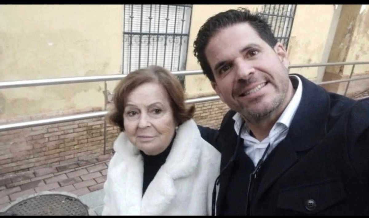 ignaciopozo's tweet image. 🔴 CARTA DE FIDEL A PEDRO SÁNCHEZ: 
(hijo de madre fallecida en Adamuz)

Señor Presidente del Gobierno:
Le escribo esta carta sabiendo que jamás la leerá, pues entiendo que usted está muy ocupado buscando una nueva mentira que decirnos con el sarcasmo al que nos tiene…