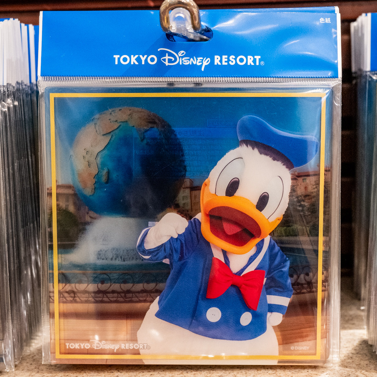 パーク風景と実写ミッキー、ミニー、ドナルド、デイジーデザイン