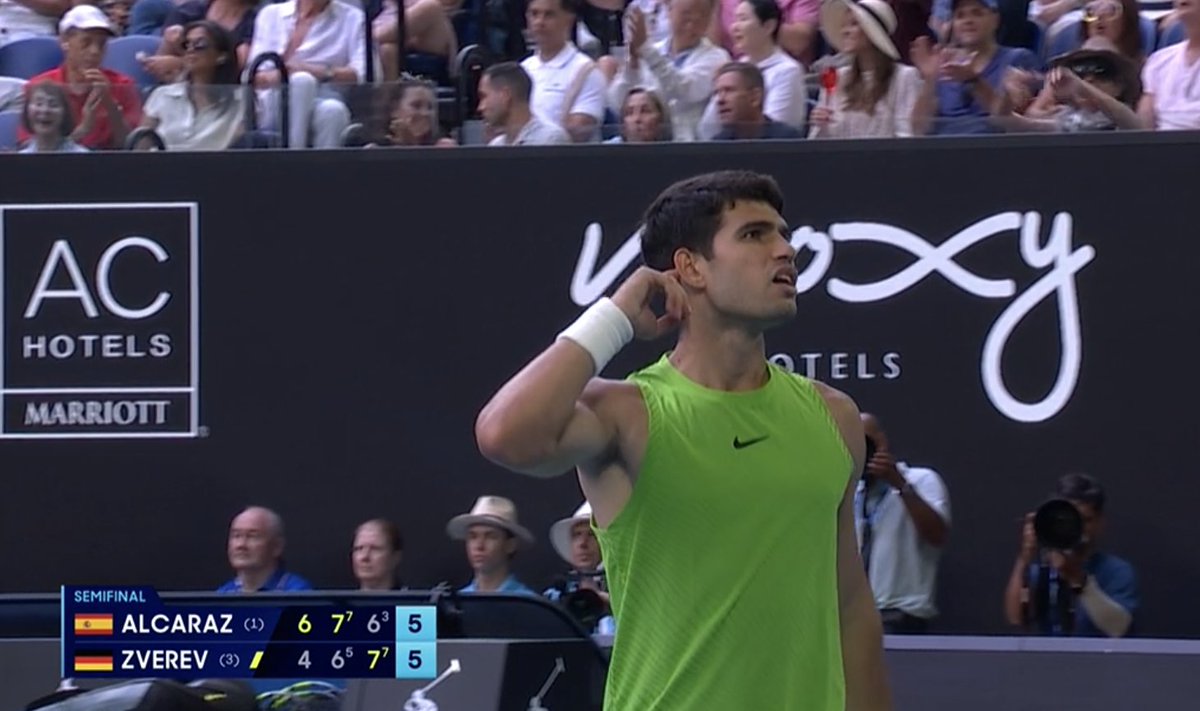 Alcaraz

Holds from 15-40 at 2-3 -- won 4 consecutive points 
Holds from 0-30 at 3-4 -- won 4 consecutive points
Holds from 0-30 at 4-5 -- won 4 consecutive points

5-5.