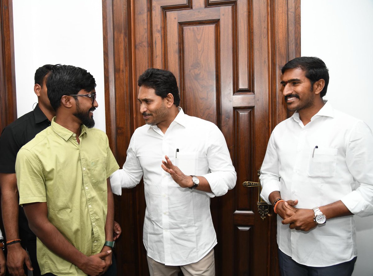HARSHAR_YSRCP07's tweet photo. Standing with the leader I admire the most. Finally, the moment arrived to meet @ysjagan Anna.This energy and inspiration will last a lifetime 😍🤩
#momentforlife
Im truly grateful to @IamJaganJMR Anna and @p_pillodu for constantly trying and making this appointment happen https://t.co/JNpdY6xRhK