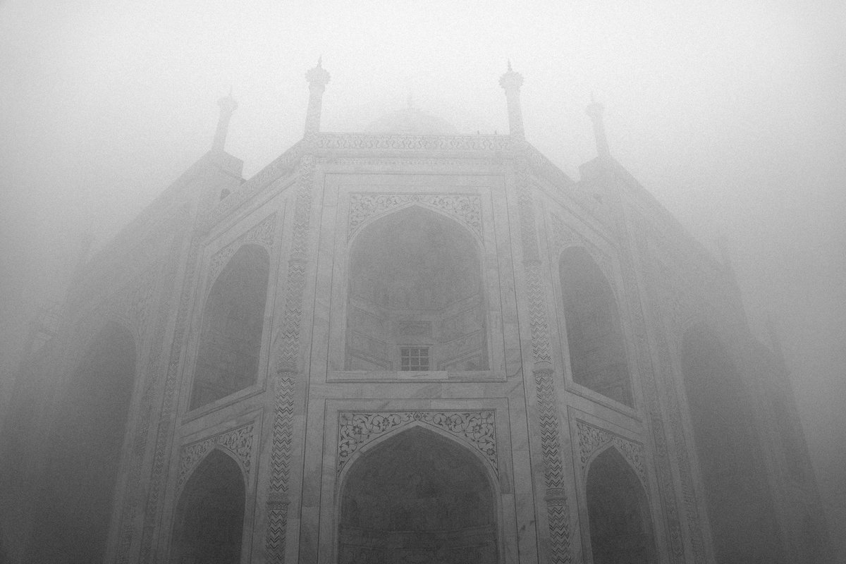 pixelsbyrishav's tweet photo. Photos I took at Taj on a foggy morning. https://t.co/HEqa69M6D5
