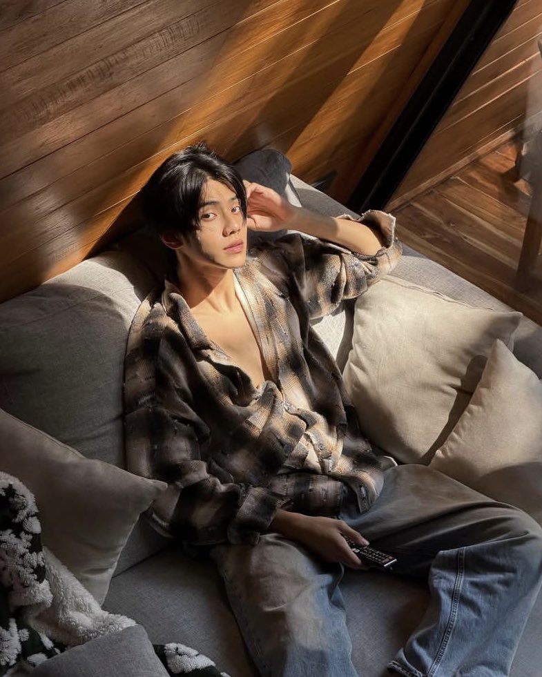 Deeriess's tweet image. กระดุมทำไมไม่ทำหน้าที่หน่อย😾