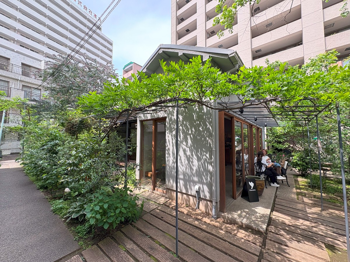 minnanokenchiku's tweet photo. 6）ニシイケバレイ／須藤剛建築設計事務所
＃みんなの建築大賞
池袋駅西口から徒歩数分の閑静な街区。オーナー、建築家、デザイナーがタッグを組み複数の既存建築を段階的に改修。住居、店舗等を重層的に配し、地域コミュニティの場として育ててきた。新たな集合住宅の構成は街に溶け込む。 https://t.co/ypP5knpNpA