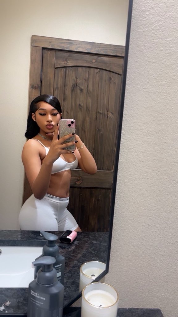 ari janea tweet media