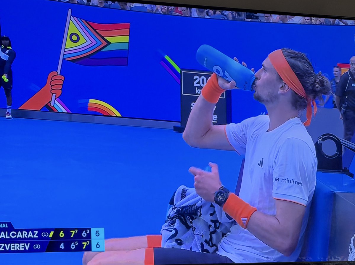 They allowed Alcaraz to take a medical timeout for his cramp... Who is not allowed under legal tennis rules 

But umpire didn't allowed Zverev to take the Insulin injection who has Type 1 Diabetes and he is playing under Heat from 4 hours..

Rules for you gyz 🫡
