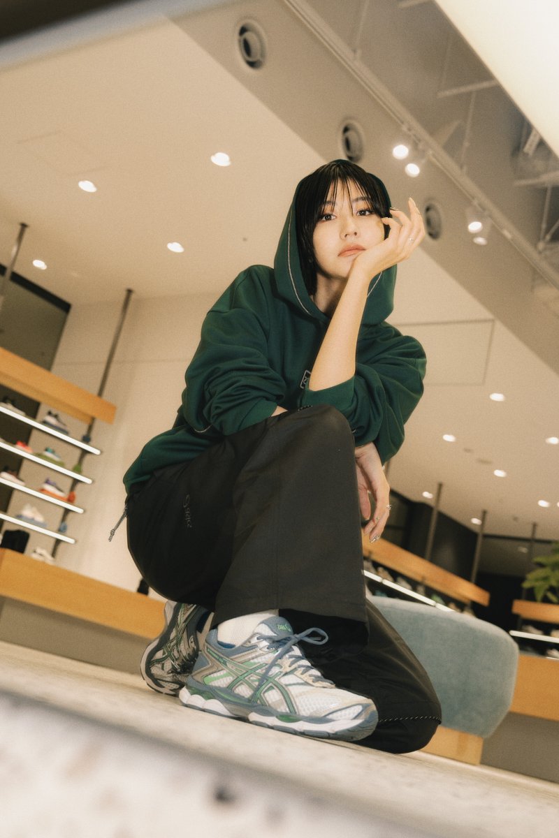fashionsnap's tweet photo. 【新着】「アシックス グランフロント大阪」で見つける、自分だけの一足。

土生瑞穂がリニューアルした店舗を訪問。（PR）

https://t.co/skWGJ8Ty4q https://t.co/whKgY08hai