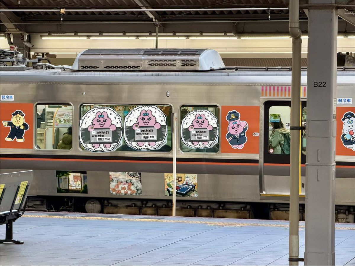 opankuro's tweet photo. JR西日本×可哀想に！

今日から環状線を走ってる
ラッピングトレイン🚃🐰🧚‍♂️🐥⸒⸒

何とか見れまちた🐰🚃💨💨
もっと近くで、できれば乗ってみたいでちゅ🐰♪

#おぱんちゅうさぎ 
#んぽちゃむ 
#きみまろ 
#可哀想にコラボ
#大阪環状線 https://t.co/oc5BXBMspu