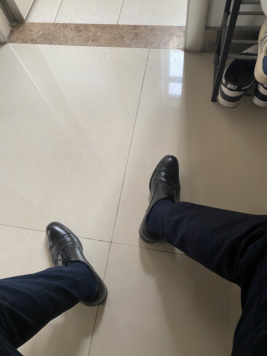 c133638's tweet photo. 脚下缺点什么？
#皮鞋黑袜 #正装大叔 #皮鞋S https://t.co/QHkRS52rqv