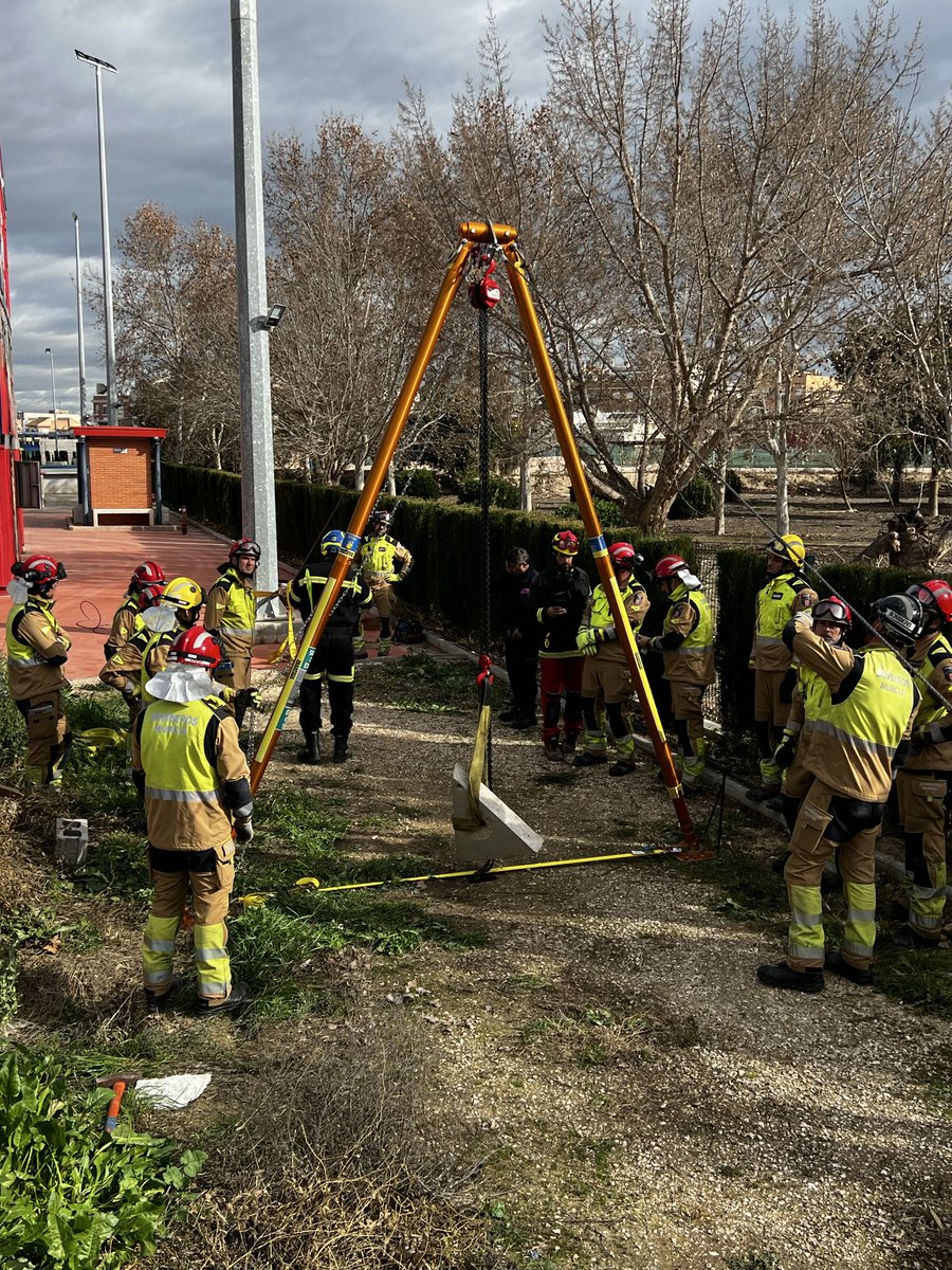 IGS_Spain's tweet image. Ayer fue el tercer y último día de formación #Paratech en #bomberos de #Murcia. Nos vemos de nuevo el mes próximo! #heavyRescue #spain @Paratech_Inc Movimiento de cargas con #bipode
