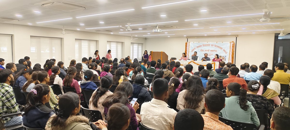 “ગીતા સુગીતા કર્તવ્યા...” 🚩

આજે એલ. ડી. આર્ટ્સ કૉલેજના સંસ્કૃત વિભાગ દ્વારા આયોજિત 'શ્રીમતી જયાબેન શિવપ્રસાદ દવે વિજયપદ્મ' ગીતાશ્લોક ગાન અને વક્તૃત્વ સ્પર્ધામાં ઉપસ્થિત રહેવાનો લ્હાવો મળ્યો.

આજના દિવસે પૂજ્ય મહાત્મા ગાંધીજીની પુણ્યતિથિ હોવાથી, કાર્યક્રમની શરૂઆતમાં