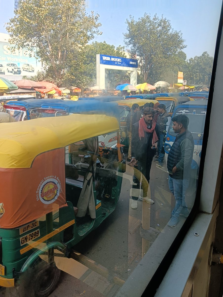 Krishangulati5's tweet photo. Unlimited Auto and E-Rickshaw ke Permit baatne wali sarkar aaj LCTSL ki Buses Khali jaa rahi hai sirf jiske paas 30-60mins rukne ke samaye hai wo bus me baith rahe hai dusre CNG buses ke permit khatm kar rhi hai kis pvt Comp. ke saath partnership hai inki bus wale ye auto seller https://t.co/8OqKYpoh5f