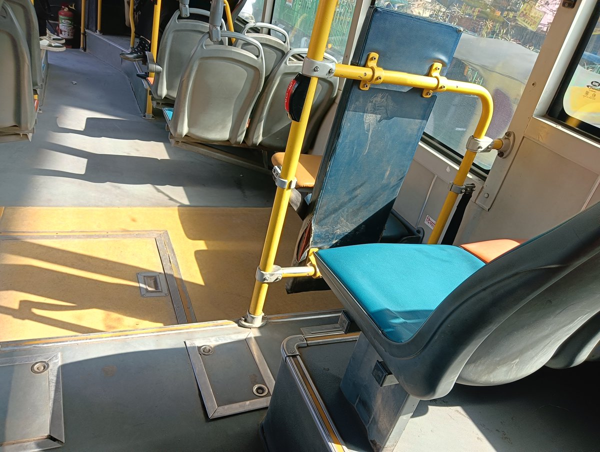 Krishangulati5's tweet photo. Unlimited Auto and E-Rickshaw ke Permit baatne wali sarkar aaj LCTSL ki Buses Khali jaa rahi hai sirf jiske paas 30-60mins rukne ke samaye hai wo bus me baith rahe hai dusre CNG buses ke permit khatm kar rhi hai kis pvt Comp. ke saath partnership hai inki bus wale ye auto seller https://t.co/8OqKYpoh5f