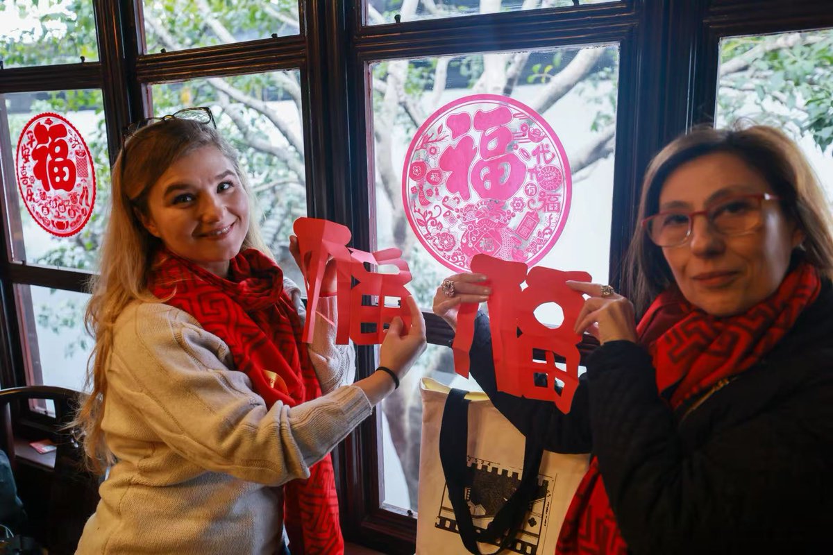 GoJiangsu's tweet photo. The "Becoming Chinese" trend is taking over social media — not about changing nationality, but about experiencing the daily life of Chinese people!

Take a look at how expats in Suzhou, Jiangsu, spend a full day living the Chinese way! https://t.co/XIQgq7K89W
