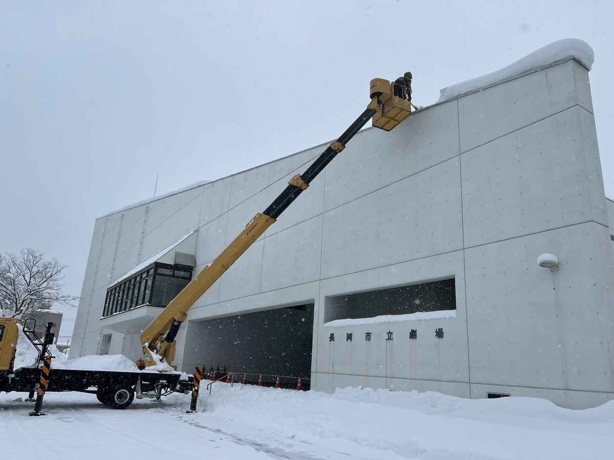 【積雪状況について】

昨日も寒波の影響で市立劇場敷地内も積雪が増えました。
除雪作業を引き続き行っておりますが、駐車可能台数は
やはり減少しております。

乗合タクシーや路線バスなどの公共交通機関
また、送迎やタクシーなどの手段でご来場いただくことを
オススメいたします。
