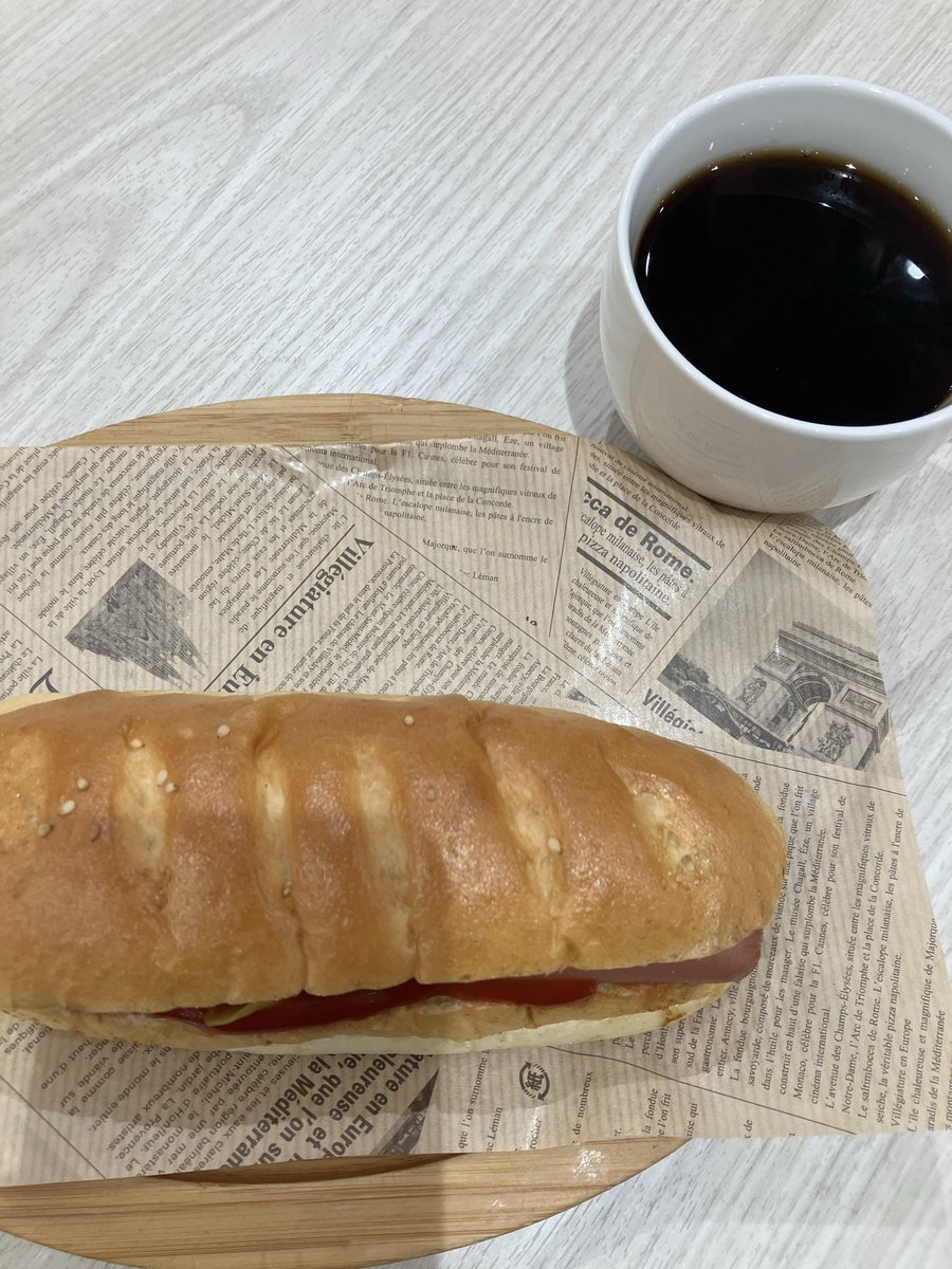 お昼ご飯、ホットドックセット
中にキャベツのカレー炒めが入ってる
390円は安いよ。
パンは見た目は硬そうに見えるが、ふわふわで柔らかかった。😊
