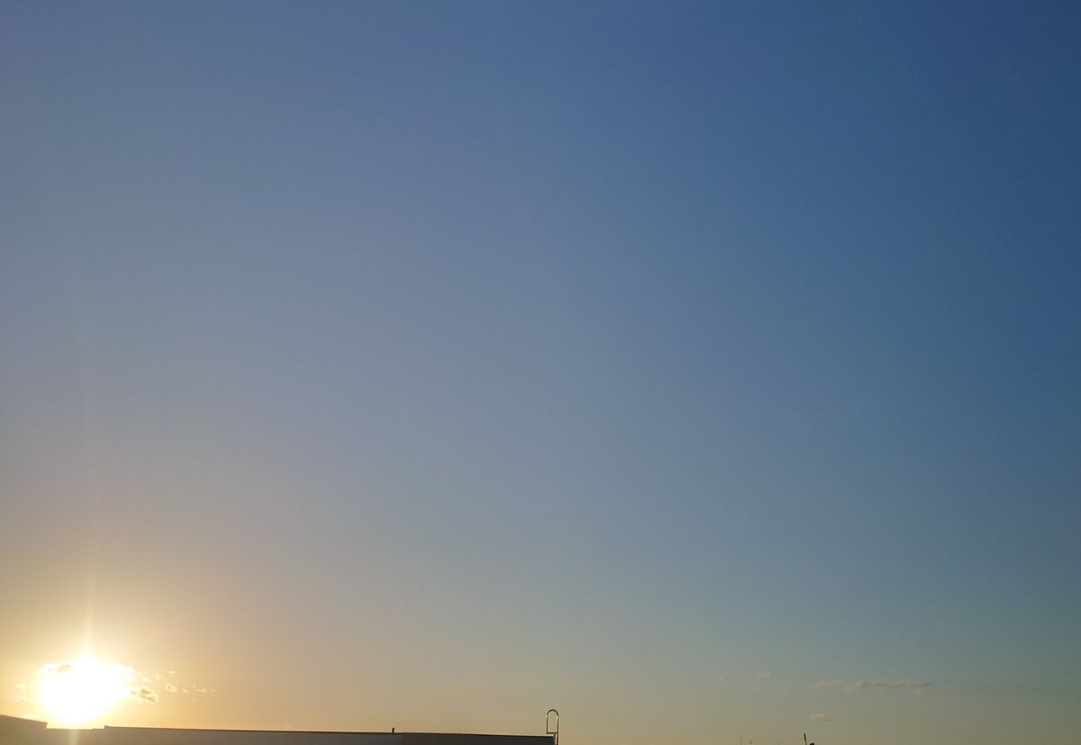 ﾁｮｲと
そこまで買物
北風🌀ちびたぃ
雲ひとつない
夕焼けの空🌆
まぶすぃ
✨華金✨
早風呂♨️早寝💤早起き🍺☺️