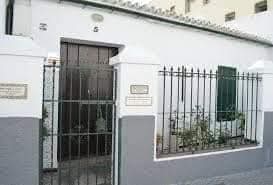 ElCicerone_'s tweet image. Tal día como hoy nace en nuestra ciudad un ángel del cielo: Santa Ángela de la Cruz.
La santa sevillana nació en una casita de dos plantas con un pequeño jardín en su fachada. Aún hoy viven en ella siete monjitas que dedican su vida a las necesidades de los pobres de la ciudad.