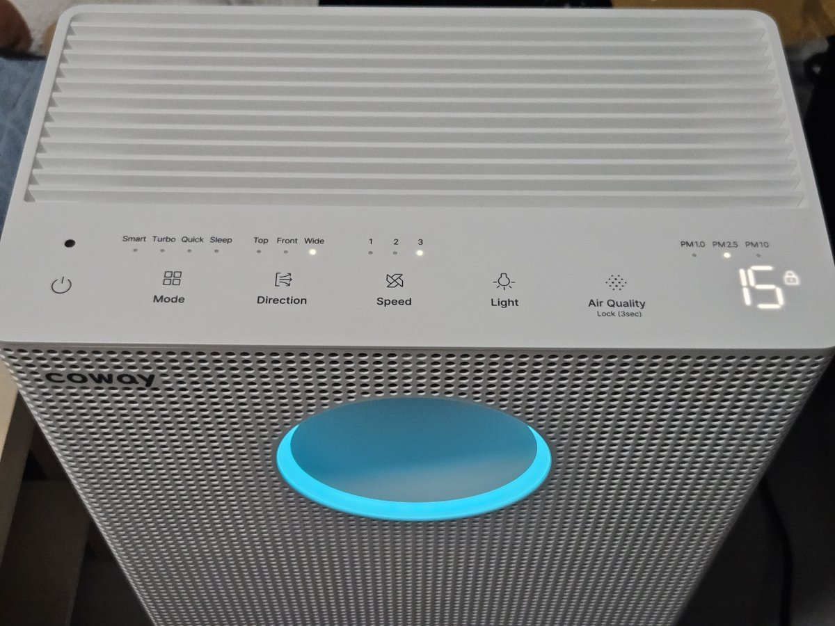 kafaak's tweet photo. หลังจากใช้เครื่องฟอกอากาศ Xiaomi Air Purifier 4 มาพักใหญ่ๆ สรุปว่า ชั้นล่างเปลี่ยนมาใช้เครื่องฟอกอากาศแบบ Subscription ของ Coway ครับ (บอกตรงๆ ว่า ตอนที่ตัดสินใจ ลืมดูของ LG ซึ่งพบว่า สัญญา+ราคา+ฟีเจอร์ ดีกว่าว่ะ)

อันนี้สำหรับห้อง 50 ตร.ม. ไม่ต่อแอปใดๆ เข้าให้บริการทำความสะอาด+เปลี่ยนไส้กรองทุก 4 เดือน แต่สัญญา 5 ปี ค่าบริการปีแรก 255/เดือน จากนั้น 510/เดือน

หลายคนอาจจะรู้สึกแพง แต่สำหรับผม คือ มองเรื่องความสะดวก ไม่ต้องทำความสะอาดเอง ไส้กรองก็มีคนมาเปลี่ยนให้เป็นระยะๆ

ห้องอื่นผมยังใช้ Xiaomi เพราะฝุ่นน้อยกว่ามาก เน้นกด PM2.5 ต่ำกว่า 5 แต่ชั้นล่างมันเปิดประตูเข้าออก ฝุ่นเยอะมาก จะให้ทำความสะอาดเครื่องด้วย ขี้เกียจอะ เอาเงินแก้ปัญหา

แบบ Subscription มันดีตรงคำนวนงบประมาณง่าย คิดซะว่าสมัครบริการสตรีมมิ่งเพิ่มอีกอัน