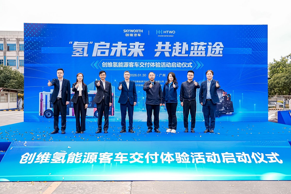 Developed in collaboration with HTWO Guangzhou, Skyworth Auto has completed the delivery of 249 hydrogen fuel cell buses in Guangzhou, supporting the city's transition toward cleaner public transportation.
#SkyworthAuto #HTWO #HydrogenBus #ZeroEmissions #CleanTransport