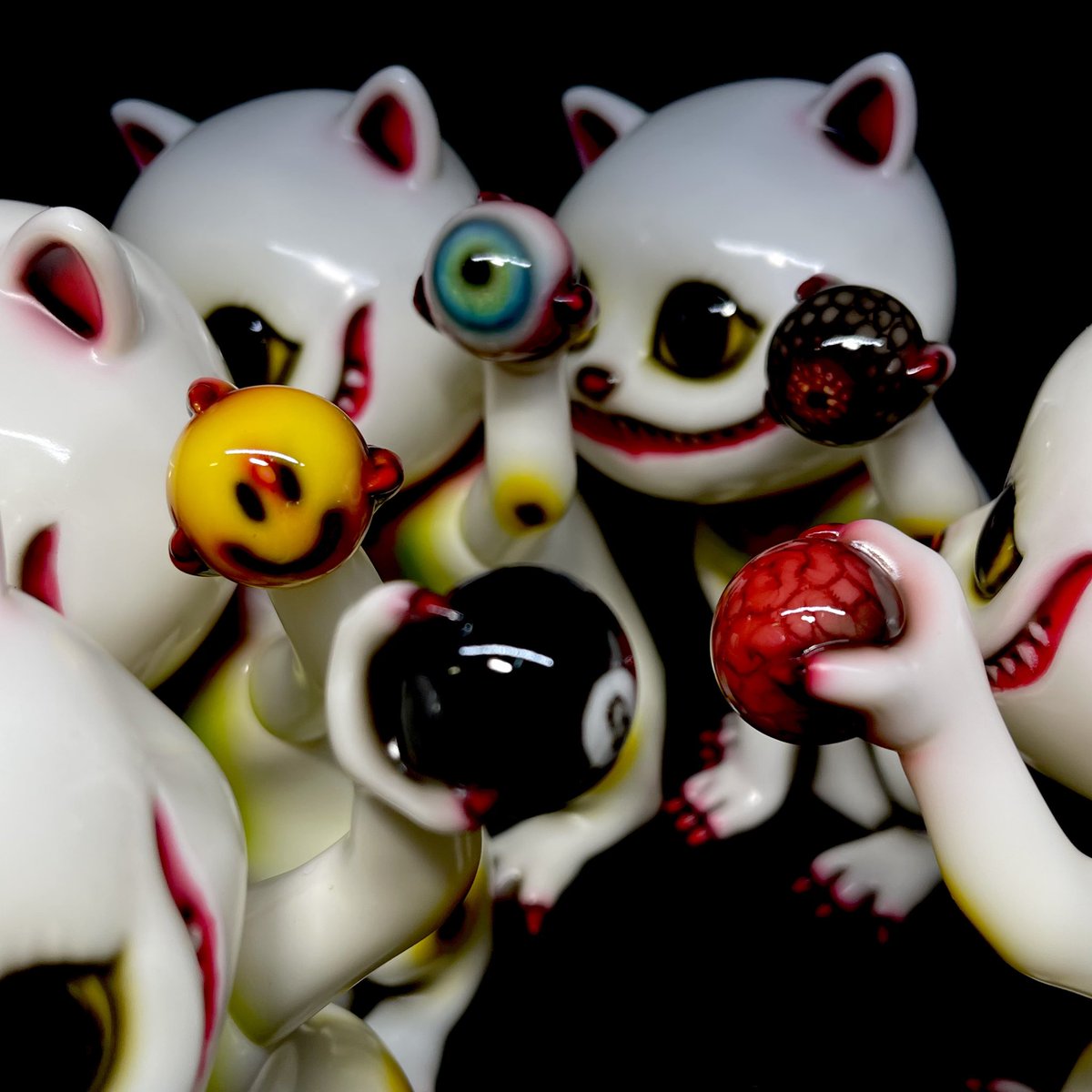 古典的な招きカラーのTAMA。 掴んでいる球は全5種類(何が出るか分から