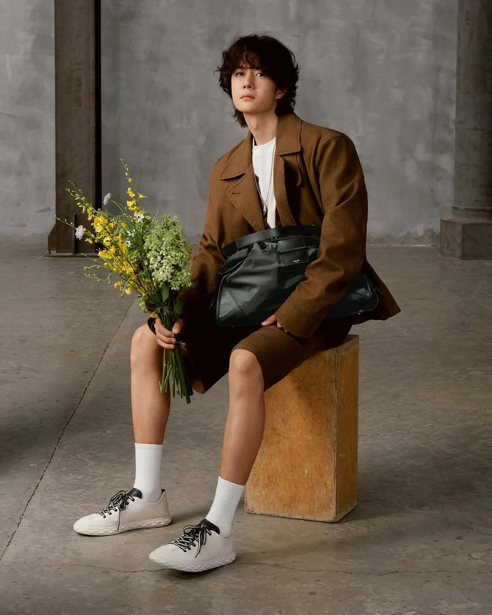 EverydaynewsTH's tweet photo. กรี๊ด ! หล่อตะโกนมาก หนุ่ม #WangYibo Global Ambassador ของ Jimmy Choo อวดภาพคอมพลีทลุคสุดเท่กับรองเท้าสนีคเกอร์รุ่นใหม่ DIAMOND FLEX และ DIAMOND RUN จากคอลเลกชันฤดูใบไม้ผลิ 2026 พร้อม ร่วมแคมเปญใหม่ของแบรนด์

#WangYiboxJimmyChoo #JimmyChoo https://t.co/HyVIdlY28A