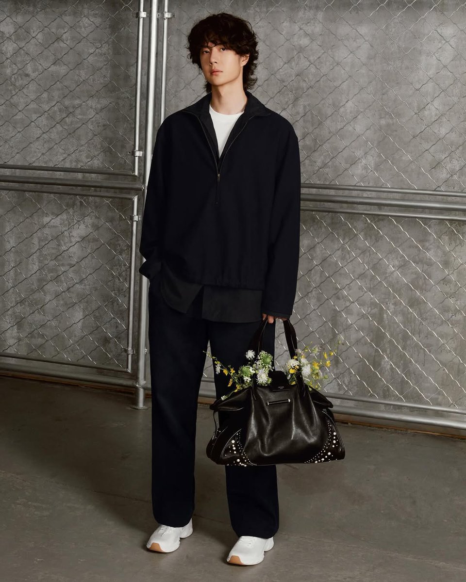 กรี๊ด ! หล่อตะโกนมาก หนุ่ม #WangYibo Global Ambassador ของ Jimmy Choo อวดภาพคอมพลีทลุคสุดเท่กับรองเท้าสนีคเกอร์รุ่นใหม่ DIAMOND FLEX และ DIAMOND RUN จากคอลเลกชันฤดูใบไม้ผลิ 2026 พร้อม ร่วมแคมเปญใหม่ของแบรนด์

#WangYiboxJimmyChoo #JimmyChoo