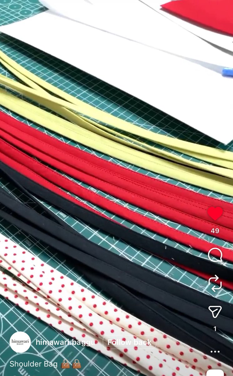 tamjaichunbkk's tweet image. กระเป๋าร้าน himawari.bag ก็เป็นงาน handmade ช่างไทยเหมือนกัน เย็บใบต่อใบ ทางร้านดีไซน์เองหมดเลย ทำทีมีละชิ้นส่วนแล้วเอามาเย็บประกอบกัน มีกระเป๋าให้เลือกหลายแบบ แต่ใบที่ฮิตคือน้อง hobo ใบจิ๋ว มีทั้งที่ทำจากผ้า cotton กับ nylon ใช้ดี จุของได้เยอะ นุ่ม pack ใส่ซองมาอย่างดีเลย