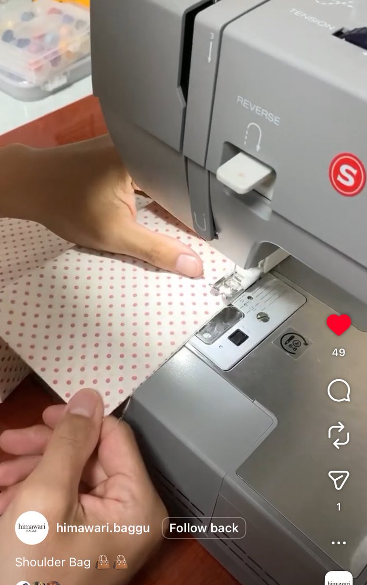 tamjaichunbkk's tweet image. กระเป๋าร้าน himawari.bag ก็เป็นงาน handmade ช่างไทยเหมือนกัน เย็บใบต่อใบ ทางร้านดีไซน์เองหมดเลย ทำทีมีละชิ้นส่วนแล้วเอามาเย็บประกอบกัน มีกระเป๋าให้เลือกหลายแบบ แต่ใบที่ฮิตคือน้อง hobo ใบจิ๋ว มีทั้งที่ทำจากผ้า cotton กับ nylon ใช้ดี จุของได้เยอะ นุ่ม pack ใส่ซองมาอย่างดีเลย