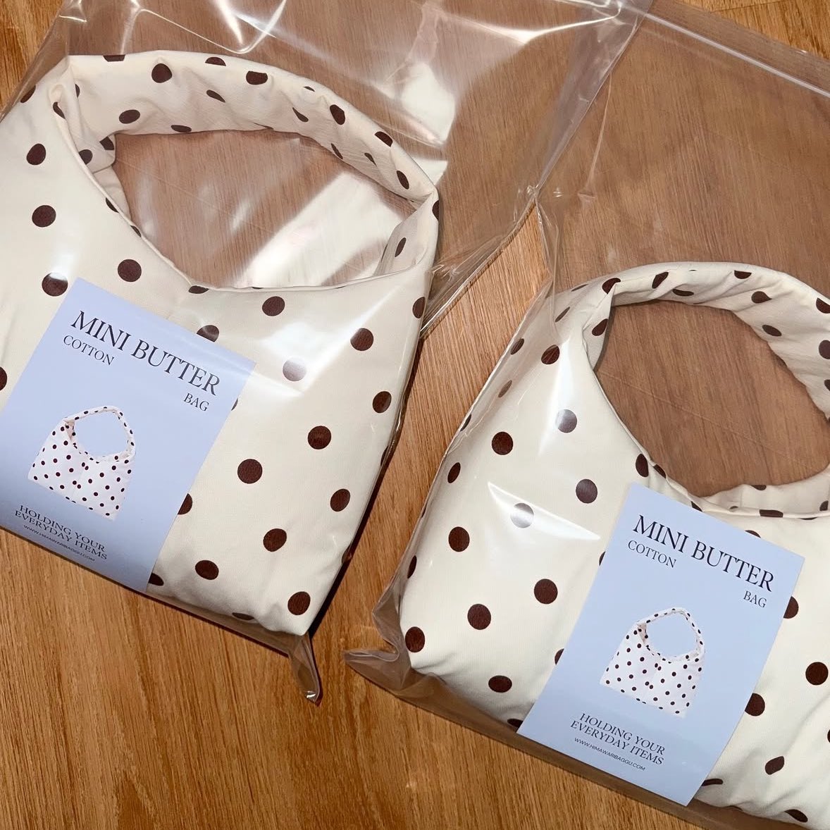 tamjaichunbkk's tweet image. กระเป๋าร้าน himawari.bag ก็เป็นงาน handmade ช่างไทยเหมือนกัน เย็บใบต่อใบ ทางร้านดีไซน์เองหมดเลย ทำทีมีละชิ้นส่วนแล้วเอามาเย็บประกอบกัน มีกระเป๋าให้เลือกหลายแบบ แต่ใบที่ฮิตคือน้อง hobo ใบจิ๋ว มีทั้งที่ทำจากผ้า cotton กับ nylon ใช้ดี จุของได้เยอะ นุ่ม pack ใส่ซองมาอย่างดีเลย