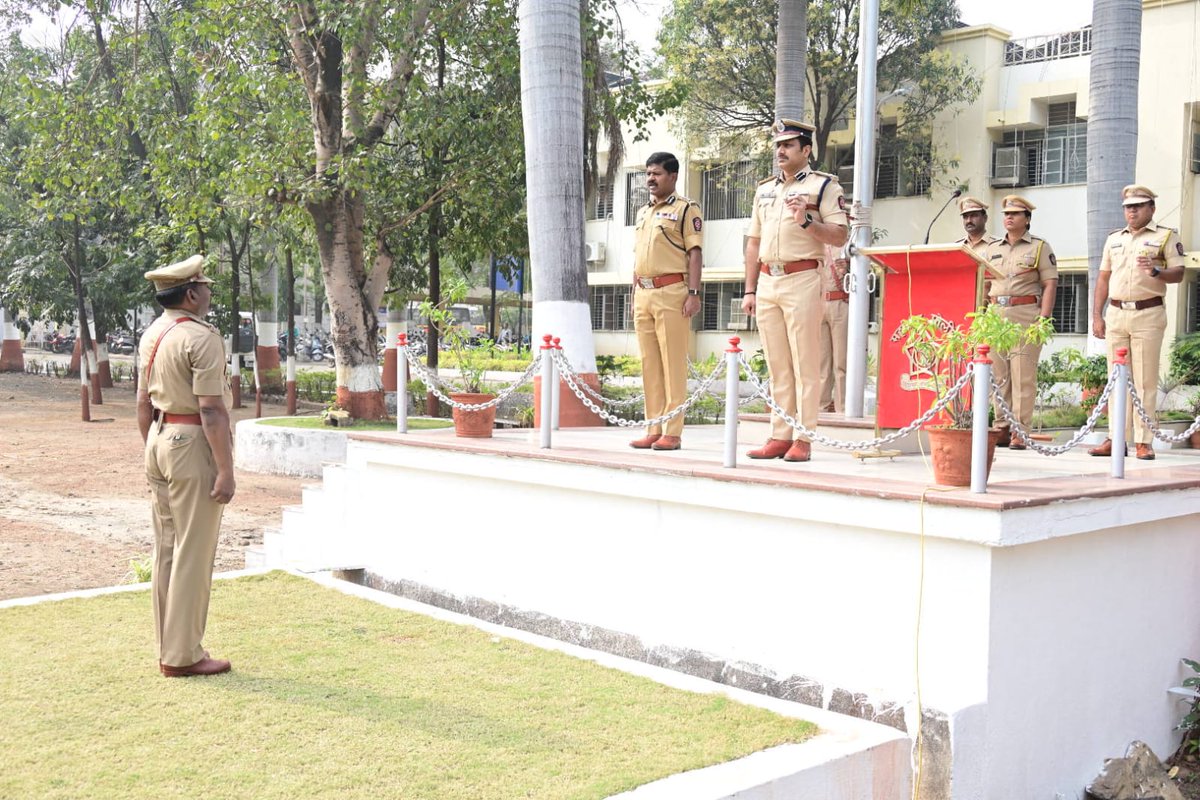 🇮🇳 हुतात्मा दिन – श्रद्धांजली 🇮🇳
🕯️देशाच्या स्वातंत्र्यासाठी प्राण अर्पण केलेल्या हुतात्म्यांच्या स्मरणार्थ आदर व्यक्त करण्यासाठी संपूर्ण देशभरात दोन मिनिटं मौन स्तब्धता पाळून त्यांना श्रद्धांजली वाहण्यात येते....
⏳यावेळी दोन मिनिटांचे मौन पाळून हुतात्म्यांच्या शौर्याला नमन