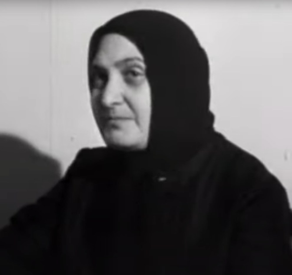 La mafia le ammazzò il marito. Ma lei, Serafina, non parlò perché era cresciuta nella trappola dell’omertà e della mafia. Poi però toccò al figlio, Salvatore, un bravo ragazzo cresciuto in un ambiente sbagliato. La mafia uccise anche lui.

Per Serafina Battaglia cambiò il mondo e