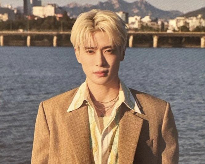 yunofull's tweet image. clutching my heart shaped locket and waiting for my soldier to come home