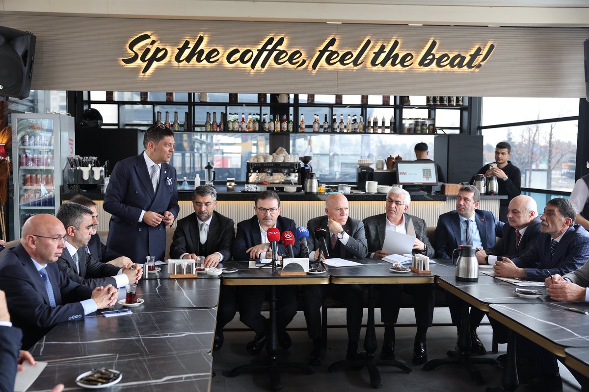 ErzurumTB's tweet photo. Yönetim Kurulu Başkanımız Sayın Hakan Oral, önceki dönem İçişleri Bakanı ve Erzurum Milletvekilimiz Sayın Selami Altınok’un öncülüğünde düzenlenen, kırmızı et sektörünün mevcut sorunları ile sektör paydaşlarının taleplerinin ele alındığı istişare toplantısına katılım sağladı.

Toplantıda değerlendirmelerde bulunan Başkanımız Sayın Hakan Oral, kırmızı et sektörünün sürdürülebilirliği açısından yaşanan sorunların her geçen gün daha da derinleştiğine dikkat çekti. Sayın Oral; yüksek girdi maliyetleri, yem fiyatları ile et fiyatları arasındaki dengesizlik, canlı hayvan ve et ithalatının piyasa üzerindeki baskısı, fiyat istikrarsızlığı, haksız rekabet, küçük ölçekli üreticilerin sektörden çekilmesi, hayvan varlığındaki azalma, aracı sayısının fazlalığı ile kesim, nakliye ve satış süreçlerindeki denetim eksikliklerinin sektörde ciddi bir güven sorununa neden olduğunu ifade etti.

Başkanımız Sayın Oral, üreticinin emeğinin korunması, kayıt dışılığın önlenmesi ve piyasa dengesinin sağlanabilmesi adına gerekli yasal düzenlemelerin ivedilikle hayata geçirilmesi gerektiğini, sektör paydaşlarının görüşlerinin dikkate alınarak kalıcı çözümler üretilmesinin önem taşıdığını vurguladı.

Başkanımız Sayın Hakan Oral ayrıca, Borsamız tarafından yer tahsisi ve projesi tamamlanan lisanslı depoculuk faaliyetine ilişkin detaylı bilgiler vererek bütçe konusunda destek talep etti. Bunun yanı sıra, Borsamız tarafından ekimi ve hasadı yapılan, ilimize ve bölgemize uygunluğu tam olan mor patates ile brokoli ekimi çalışmalarını anlatarak, çiftçilerimizin alternatif ve ikinci bir ürün olarak da bu ürünleri değerlendirebileceklerini belirtti.

Erzurum Ticaret Borsası olarak; hayvancılık ve kırmızı et sektörünün güçlenmesi, üreticimizin emeğinin korunması ve sürdürülebilir bir piyasa yapısının oluşturulması adına çalışmalarımızı kararlılıkla sürdürmeye devam edeceğiz.