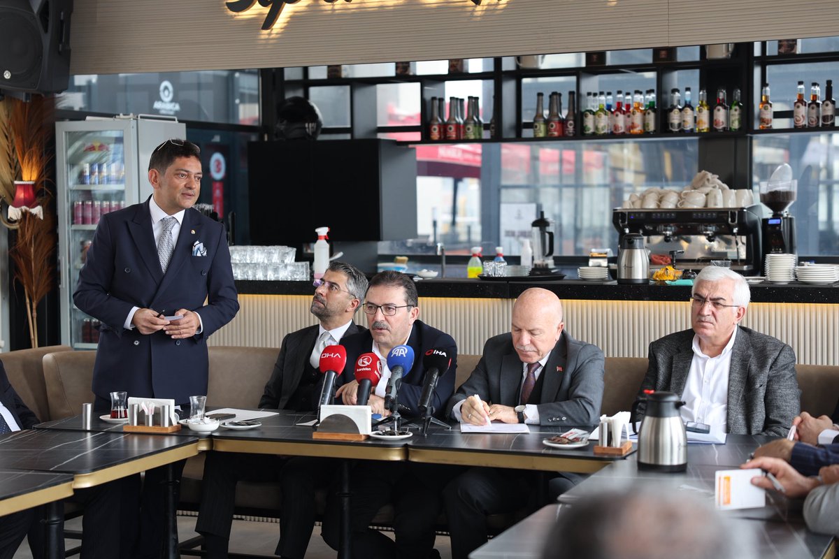 ErzurumTB's tweet photo. Yönetim Kurulu Başkanımız Sayın Hakan Oral, önceki dönem İçişleri Bakanı ve Erzurum Milletvekilimiz Sayın Selami Altınok’un öncülüğünde düzenlenen, kırmızı et sektörünün mevcut sorunları ile sektör paydaşlarının taleplerinin ele alındığı istişare toplantısına katılım sağladı.

Toplantıda değerlendirmelerde bulunan Başkanımız Sayın Hakan Oral, kırmızı et sektörünün sürdürülebilirliği açısından yaşanan sorunların her geçen gün daha da derinleştiğine dikkat çekti. Sayın Oral; yüksek girdi maliyetleri, yem fiyatları ile et fiyatları arasındaki dengesizlik, canlı hayvan ve et ithalatının piyasa üzerindeki baskısı, fiyat istikrarsızlığı, haksız rekabet, küçük ölçekli üreticilerin sektörden çekilmesi, hayvan varlığındaki azalma, aracı sayısının fazlalığı ile kesim, nakliye ve satış süreçlerindeki denetim eksikliklerinin sektörde ciddi bir güven sorununa neden olduğunu ifade etti.

Başkanımız Sayın Oral, üreticinin emeğinin korunması, kayıt dışılığın önlenmesi ve piyasa dengesinin sağlanabilmesi adına gerekli yasal düzenlemelerin ivedilikle hayata geçirilmesi gerektiğini, sektör paydaşlarının görüşlerinin dikkate alınarak kalıcı çözümler üretilmesinin önem taşıdığını vurguladı.

Başkanımız Sayın Hakan Oral ayrıca, Borsamız tarafından yer tahsisi ve projesi tamamlanan lisanslı depoculuk faaliyetine ilişkin detaylı bilgiler vererek bütçe konusunda destek talep etti. Bunun yanı sıra, Borsamız tarafından ekimi ve hasadı yapılan, ilimize ve bölgemize uygunluğu tam olan mor patates ile brokoli ekimi çalışmalarını anlatarak, çiftçilerimizin alternatif ve ikinci bir ürün olarak da bu ürünleri değerlendirebileceklerini belirtti.

Erzurum Ticaret Borsası olarak; hayvancılık ve kırmızı et sektörünün güçlenmesi, üreticimizin emeğinin korunması ve sürdürülebilir bir piyasa yapısının oluşturulması adına çalışmalarımızı kararlılıkla sürdürmeye devam edeceğiz.