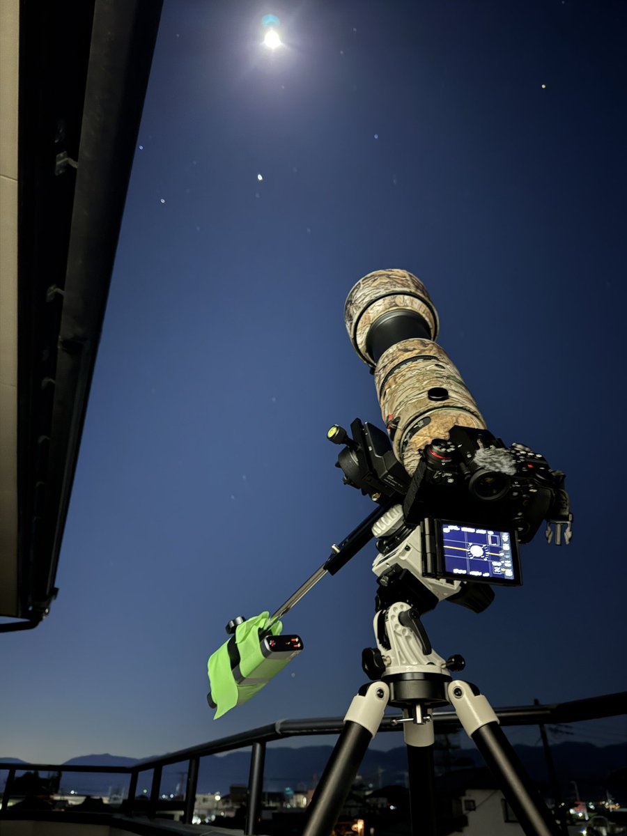 お月様を撮る練習🌕 モバイルバッテリーを無理やり貼り付けてポタ赤の