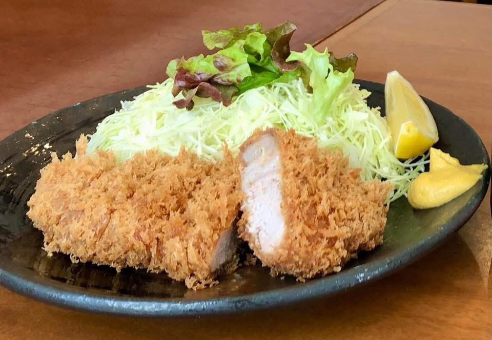 【アイスが変わりました】
こんにちは。

先週からアイスが『イチゴシャーベット』に変わりました🍓

九州産のイチゴを使用していて甘酸っぱくてとっても爽やかです😃

とんかつの後にピッタリのですよ✨✨

新鮮なイチゴの風味をぜひお楽しみ下さい❗️