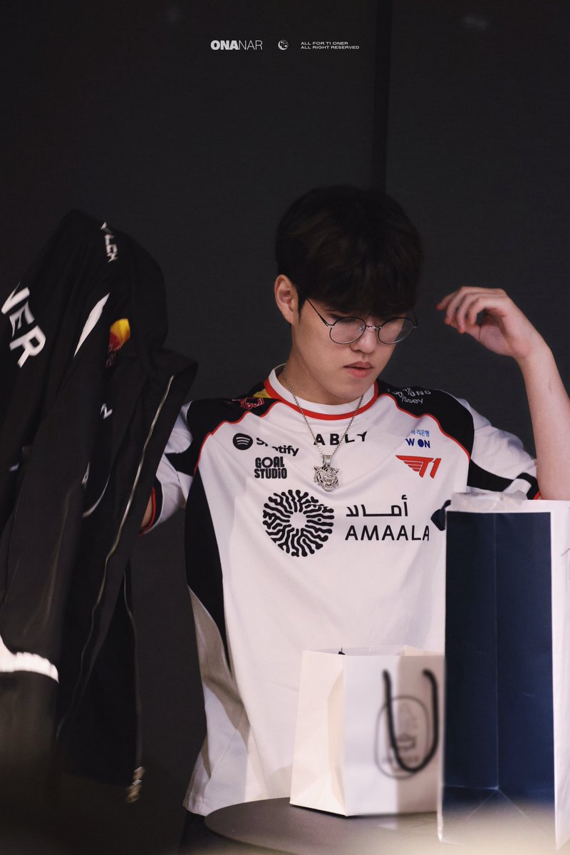 「260125 vs BFX fm」

 He is just putting on his uniform…
#오너 #Oner #문현준 #T1WIN