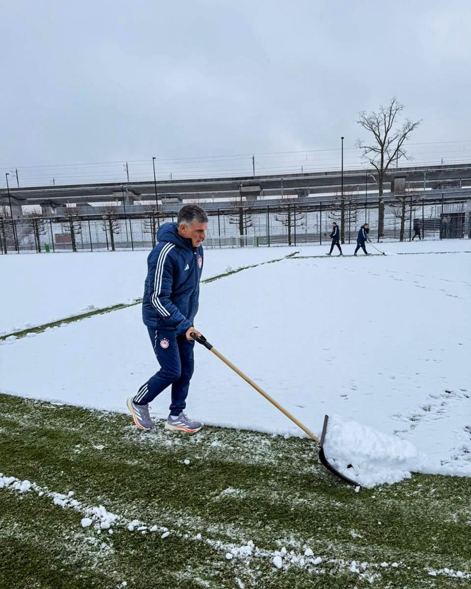 Miércoles por la mañana: meter al Olympiacos en la siguiente ronda de Champions.

Jueves por la mañana: coger una pala y quitar nieve.

Don José Luis Mendilibar. Hombre de fútbol.