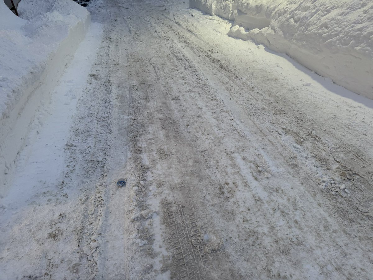 札幌の除雪を色々好き勝手言う人もいるけれども、日曜日にこのワヤだった細い中道ですら今日はキャリーケース転がせる状態にまで除雪してくれてて超ヒーローなんよ

毎日ありがとうございます
無事に駅から歩いて帰宅できました🙆‍♂️