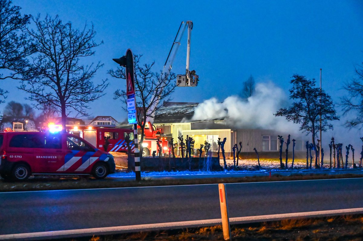 Uitslaande brand in loods Tjerkwerd