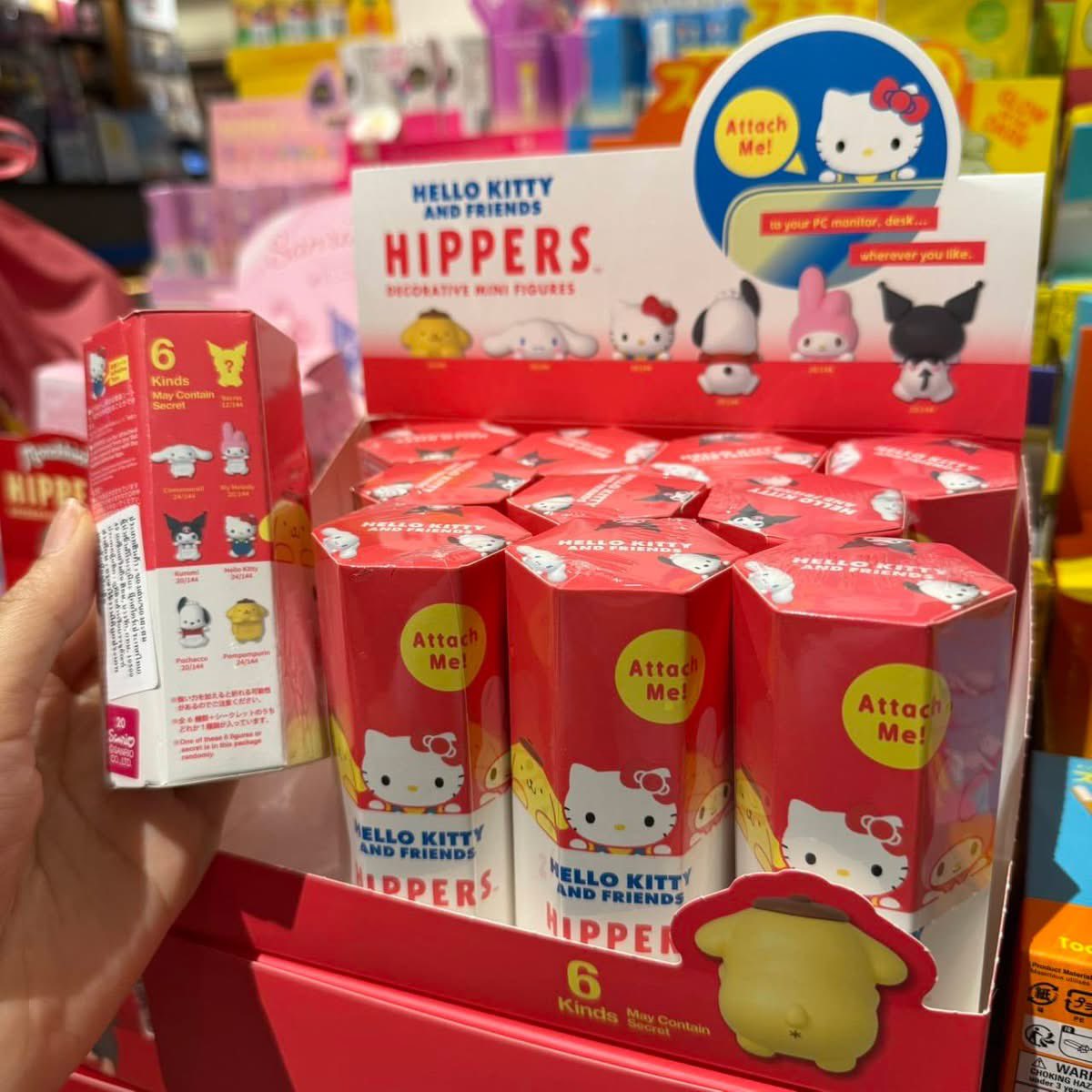 kinowhatsnew's tweet photo. ✨New Arrivals✨น่ารักๆจาก Dreams

🎀Hello Kitty and Friends Hippers
(399.-) 

🪽Sonny Angel Happy Bag 2026 (4,750.-)

*SA Happy Bag 2026 มีจำนวนจำกัด แต่ละสาขาอาจมีสต็อกต่างกันค่ะ

Contact us :
Siam Paragon : 02-610-9500
EmQuartier: 02-003-6507
centralwOrld : 02-056-4700 https://t.co/v4FCKsiCBa