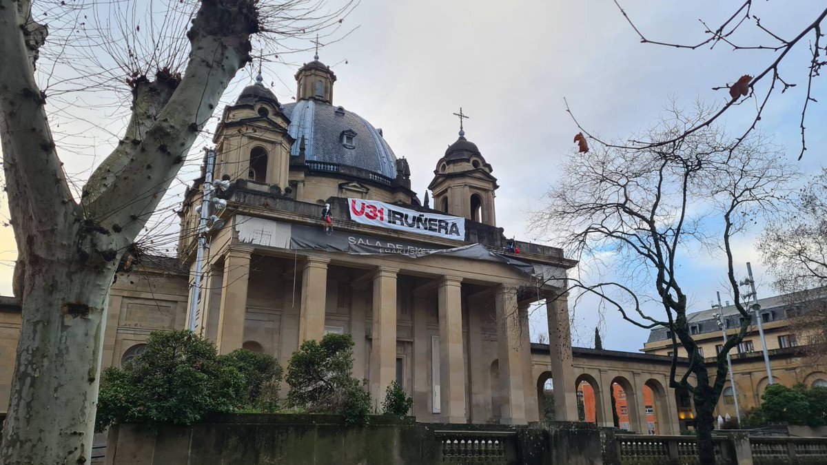 GKSozialista's tweet photo. 🔴 Gaur bi ekintzaile antifaxista Iruñeko Erorien Monumentuan zintzilikatu dira, atzoko faxismoaren ikurrak eraitsi eta gaurko faxismoaren aurka egin behar dugula aldarrikatzeko!

#U31Mobilizatu https://t.co/QPamsBtEix