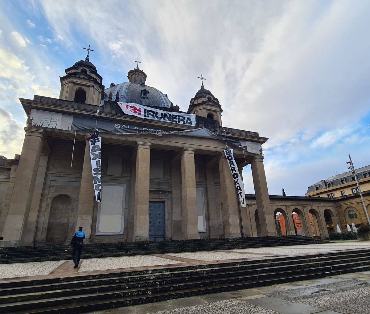 🔴 Gaur bi ekintzaile antifaxista Iruñeko Erorien Monumentuan zintzilikatu dira, atzoko faxismoaren ikurrak eraitsi eta gaurko faxismoaren aurka egin behar dugula aldarrikatzeko!

#U31Mobilizatu