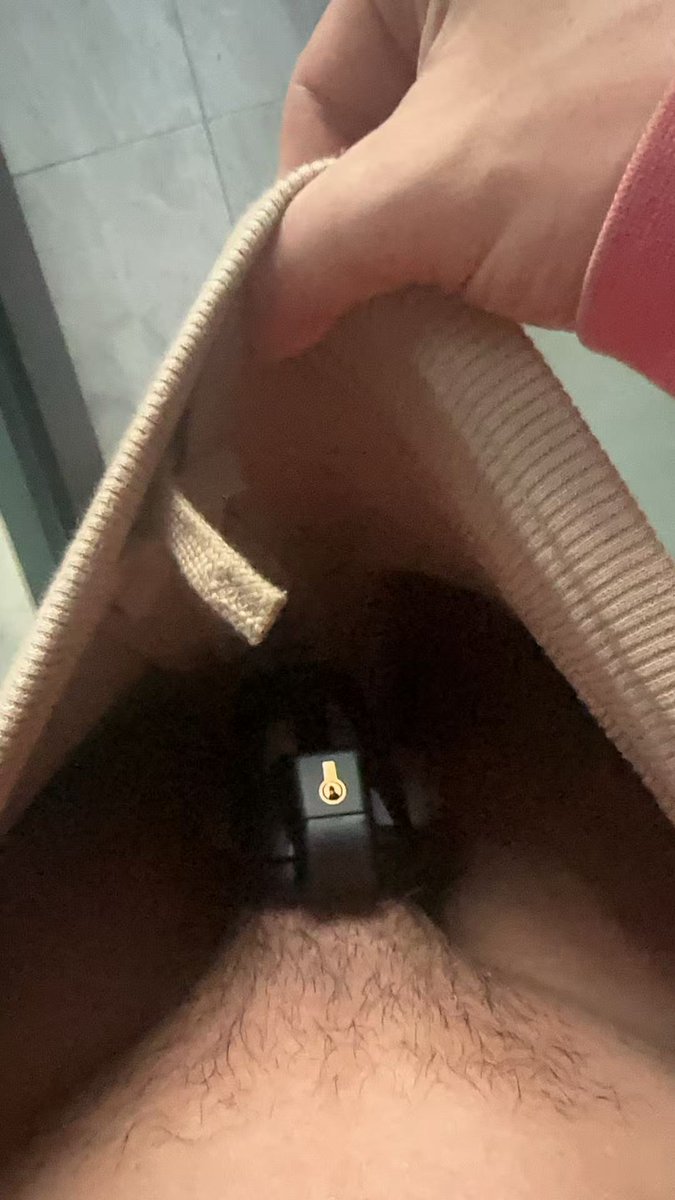 被我命令戴锁，没收钥匙🔑的🔒🐶，上班必须戴锁，不准穿内裤，搞得🔒🐶的🐶屌都留了好多水