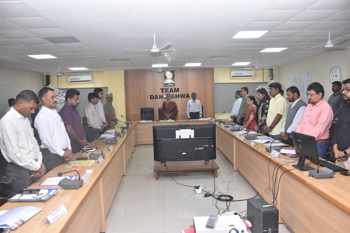 CollectorDan's tweet photo. શહીદ વીરોની સ્મૃતિમાં આજે તા. ૩૦મી જાન્યુઆરી શહીદ દિન નિમિત્તે  કલેક્ટર કચેરી, ખાતે તમામ અધિકારીશ્રીઓ તથા કર્મચારીઓ દ્વારા બે મિનિટનું મૌન પાળીને શહિદોને શ્રધ્ધાંજલિ આપવામાં આવી.
@CMOGuj @revenuegujarat 
@InfoGujarat @InfoDangGog https://t.co/MmvNPudUug