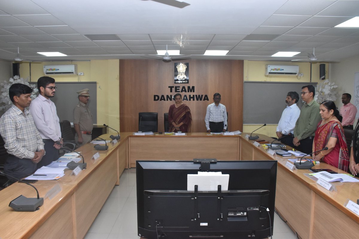 CollectorDan's tweet photo. શહીદ વીરોની સ્મૃતિમાં આજે તા. ૩૦મી જાન્યુઆરી શહીદ દિન નિમિત્તે  કલેક્ટર કચેરી, ખાતે તમામ અધિકારીશ્રીઓ તથા કર્મચારીઓ દ્વારા બે મિનિટનું મૌન પાળીને શહિદોને શ્રધ્ધાંજલિ આપવામાં આવી.
@CMOGuj @revenuegujarat 
@InfoGujarat @InfoDangGog https://t.co/MmvNPudUug
