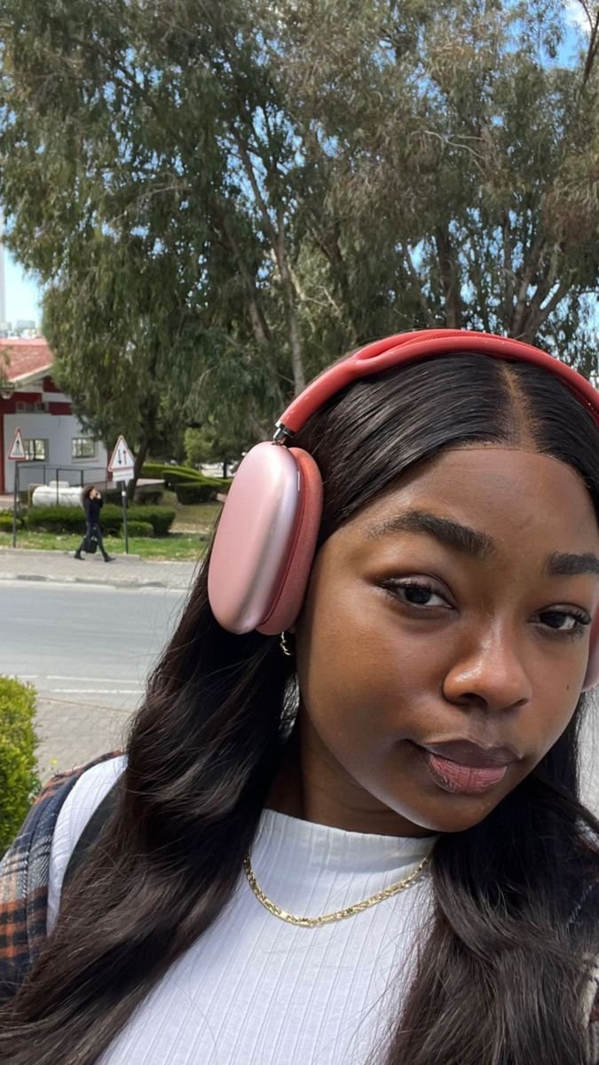 JustCasper_2's tweet image. Girls without glasses           or       With Glasses