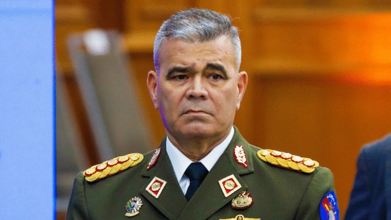 Existen manchas que el tiempo no borra, pero la que dejó este payaso uniformado en nuestra gloriosa tradición militar venezolana es eterna: ¡la máxima expresión de la cobardía, la traición y la indignidad humana!

Vladimir Padrino López, MALDITO seas para la eternidad.