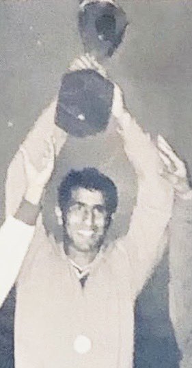 SalehAlmulla's tweet photo. أول من رفع كأس الخليج وهدافها في أول بطولة.. ومن خط ورسم وزملائه بدايات النهضة والريادة الرياضية.

في ذكرى رحيل اللاعب الدولي الكبير.. الإنسان الوطني والشهم محمد المسعود..

أستذكر باعتزاز تاريخه الرياضي الكبير، ومواقفه الوطنية المُشرفة التي لا تُنسى أبداً، والماضي الجميل الذي رحل برحيل رجالاته.

رحمك الله يا عم بوفهد وأسكنك فسيح جناته.